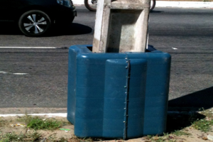 O invento pode ser acoplado aos postes a fim de amortecer o impacto dos abalroamentos (Foto: Divulgação)